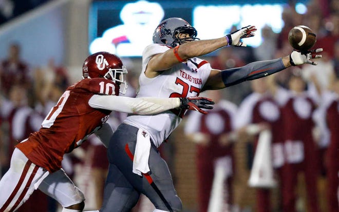 Texas Tech's Jace Amaro makes one of his 79 receptions this season against Oklahoma's Quentin Hayes.
