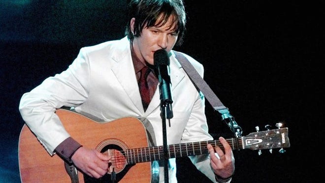 Singer-songwriter Elliott Smith performs at the 70th Academy Awards in Los Angeles in this March 23, 1998 file photo. Smith, a singer-songwriter whose dark, introspective songs won him critical acclaim and an Academy Award nomination, has apparently committed suicide, his publicist and coroner’s officials said Wednesday, Oct. 22, 2003. He was 34. ORG XMIT: NYET170 ORG XMIT: MER0704191347276464