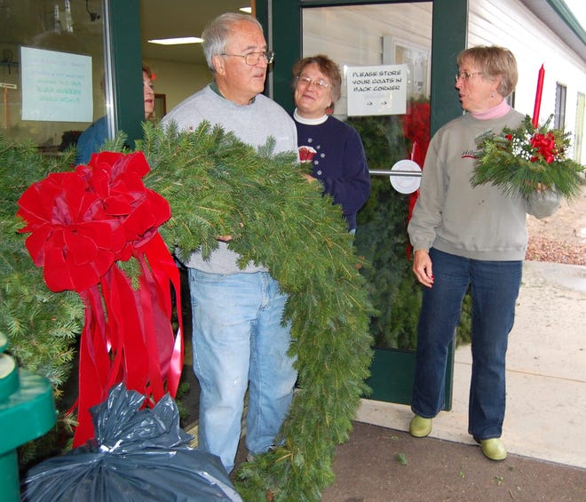 Bill Barron prepares to load a wreath to deliver for the Hillsdale Garden Club Tuesday morning. NANCY HASTINGS PHOTO