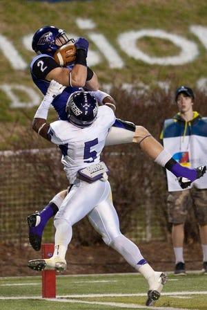 Wisconsin-Whitewater's Tyler Huber catches a touchdown pass against Mount Union's Tre Jones during the first half of the NCAA Division III championship game Friday at Salem Stadium in Salem, Va.