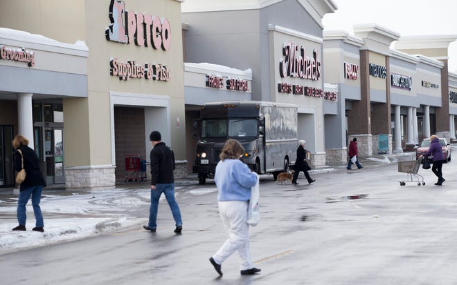 Shoppers move between stores Thursday, Dec. 26, 2013, at the Forest Plaza Shopping Center in Rockford. MAX GERSH/RRSTAR.COM