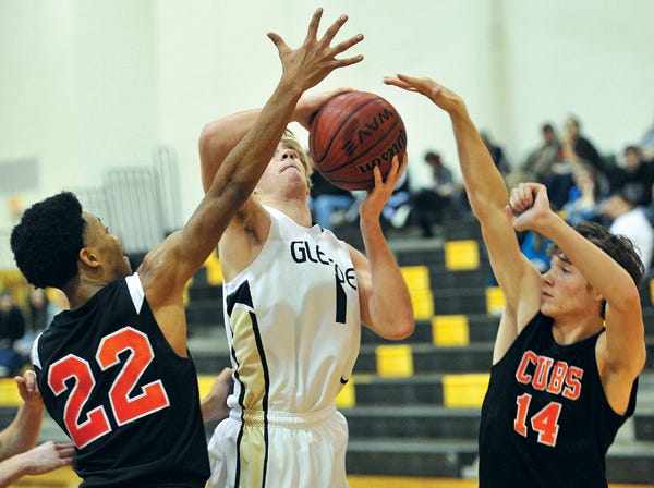 Glencoe’s Dylan Stone attempts a shot as Alexandria’s Tyrelle Gay and Dakota Kelley defend during Saturday’s game.