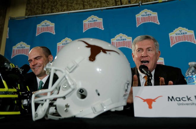 Oregon coach Mark Helfrich, left, and Texas coach Mack Brown, right, take part in a Valero Alamo Bowl news conference, Thursday, Dec. 12, 2013, in San Antonio. Texas and Oregon will play in the NCAA college football game Dec. 30. (AP Photo/Eric Gay)