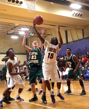 Thibodaux’s Elray Duncan (15) fights for a rebound during Monday’s game in Thibodaux.
