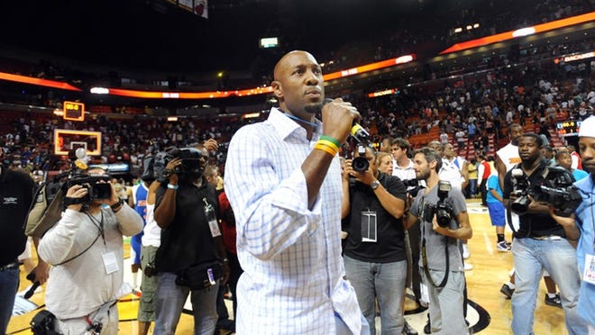 Host Alonzo Mourning thanks fans for attending The Summer Groove basketball all-star game. (Jim Rassol/Sun-Sentinel)