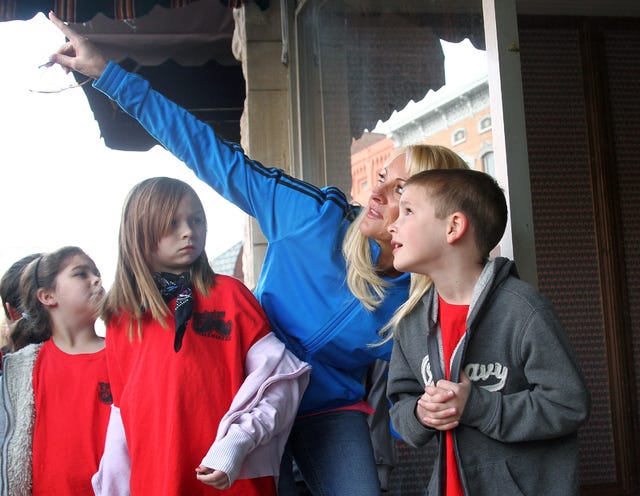 Rachel Rodemann • Times Record / J.D. Frederiksen, 7, watches as his mother, Brenda Frederiksen, points out some historic architecture in downtown Van Buren on Wednesday during a field trip with his Fairview Elementary second-grade class while his classmates, Kaidyn Buker, left, and Breanna Shepard, look at other sites. The trip served as a learning experience about the history of Van Buren and took students from the historic cemetery to the courthouse.