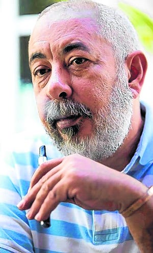 Cuban author Leonardo Padura smokes an electronic cigarette during an 
interview in Coral Gables on Wednesday. Padura is the most internationally 
well-known living author on the island -- one who has managed to carve a 
space in which he can cast a critical eye while being neither a member of 
the Communist party, nor a dissident.
ASSOCIATED PRESS