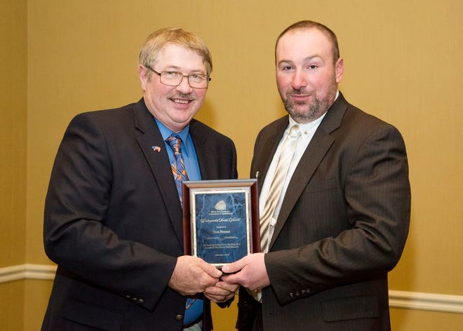 Don Fesser, from Farmersville, (left) receives the 2014 Distinguished Service Award from Dereke Dunkirk, IL Pork Producers President.
