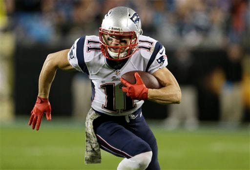 After a visit with the San Francisco 49ers, Julian Edelman decided playing with Patriots quarterback Tom Brady in Foxboro was his best option.