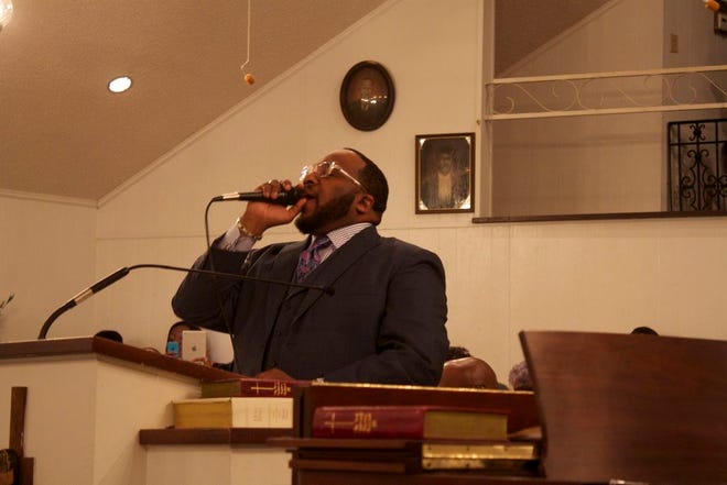 Dr. Marvin Sapp, pastor of Lighthouse Full Life Center Church in Grand Rapids, Michigan, sang his hit song, “Never Would Have Made It,” to those who attended the one-night revival at the Mt. Pilgrim Baptist Church Friday night.