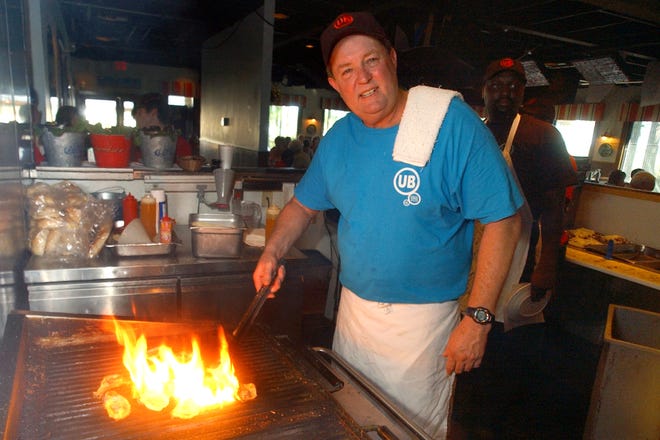 Uncle Bubba's Oyster House chef and owner Bubba Hiers, who is also Paula Deen's brother, grills oysters at the Savannah, Ga. restaurant. The wildly popular Georgia restaurant at the center of a lawsuit that left the reputation of famed Southern celebrity cook Paula Deen in shambles has closed.