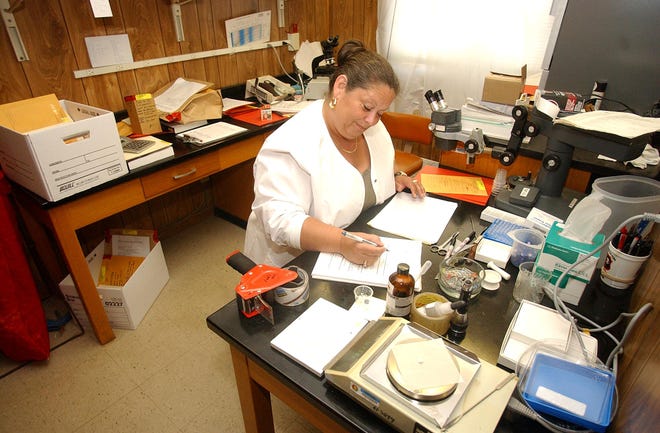 05-21-05- Tuscaloosa, Ala- Lisa Cary analyses suspected crack rock in the forensics lab Friday. The lab has a back log of 1, 400 cases from 11 Alabama counties.(Michael E. Palmer/Tuscaloosa News)