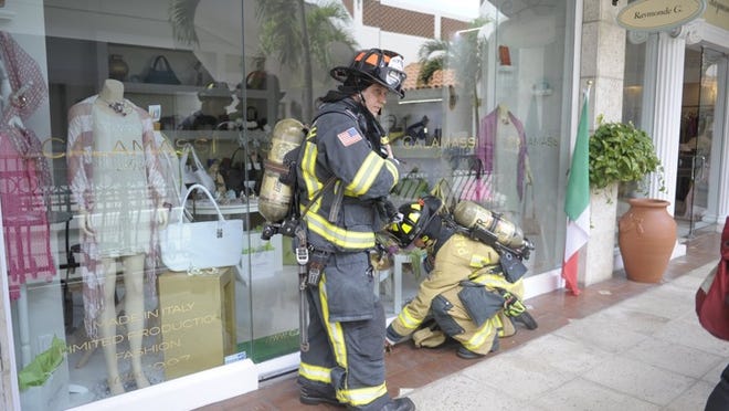 Lt. Marc Bortot and Firefighter-medic Justin Heinrichs check the gas level at Calamassi Italy at 150 Worth Friday, a few doors from Gigi’s Tap & Table, which had a reported gas leak. Colleen Sullivan, an employee 120% Lino, a neighboring shop at 150 Worth, said she noticed a strong odor when she opened the store at 10 a.m.