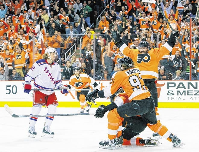 Flyers' Wayne Simmonds, center, celebrates one of his three goals.