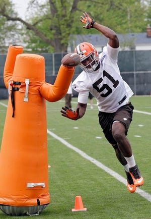Cleveland Browns No. 1 draft pick Barkevious Mingo works on a rushing drill.