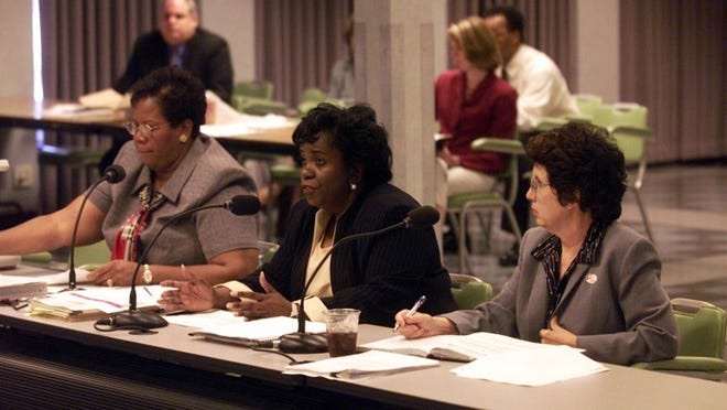 Dr. Darlene Westbrook, center, the Austin school district’s former deputy superintendent for accountability, advises the school board during a meeting in 2002.