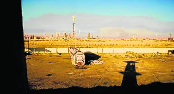 A view from a guard tower of the vast oil refinery in Bayji, Iraq, in 
February 2008. News that this valuable asset had quickly fallen to Sunni 
militants in the June 2014 uprising comes as a cruel blow to U.S. veterans 
who served, and often watched friends die here.THE NEW YORK TIMES / EROS 
HOAGLAND