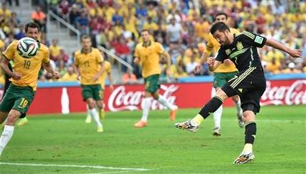 Spain's David Villa fires wide with a shot during the group B World Cup soccer match between Australia and Spain at the Arena da Baixada in Curitiba, Brazil, Monday, June 23, 2014. (AP Photo/Martin Meissner)