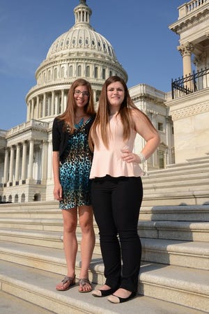Robin Bodner and Olivia Rhodes in front of the U.S. Capitol