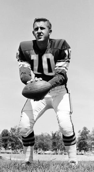 Fran Tarkenton earned All-American honors, leading Georgia to the 1959 Southeastern Conference title after his last-minute touchdown pass defeated Auburn. Inducted into the College Football Hall of Fame in 1987.