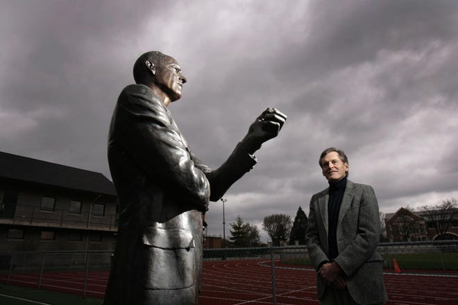 Kenny Moore visits Bill Bowerman's bronze at Hayward Field in 2006. (CHRIS PIETSCH/The Register-Guard)