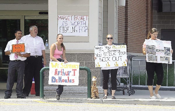 SAGAMORE -- 072314 -- Market Basket employees demonstrate in support of ousted president Arthur T. Demoulas. Christine Hochkeppel/Cape Cod