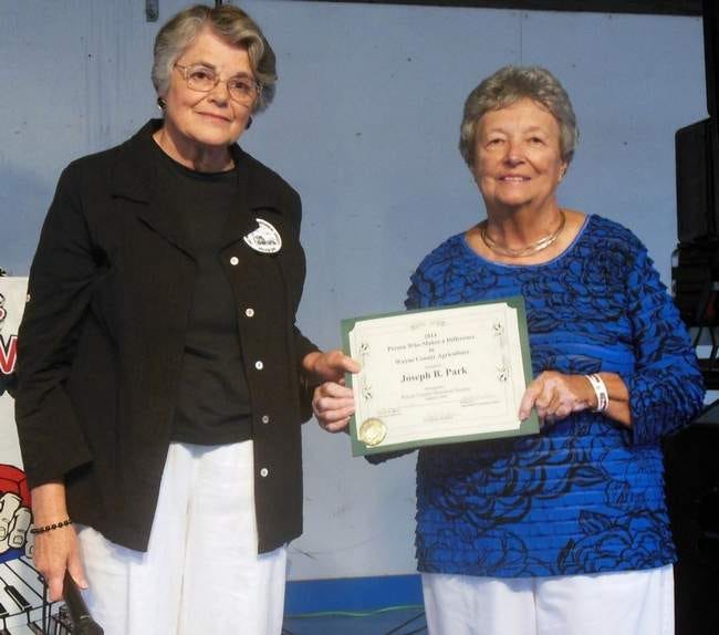 Linda Dix Lee presents Catherine Park Greenham with a certificate in honor of Greenham's father, Joseph B. Park. 
Photo by Kevin Kearney