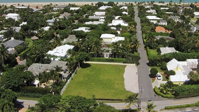 An aerial photo taken from the west shows the proximity of the Sailfish Club’s parking lot, lower right, to a vacant parcel for sale at 167 Seagate Road. Photo by RobertStevens.com