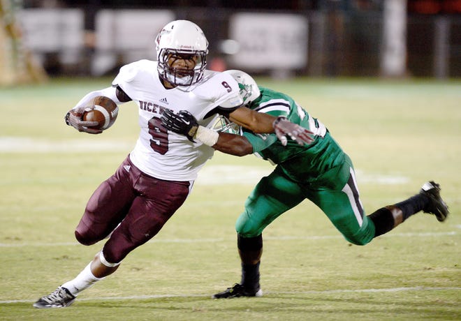 Deonte Sheffield carries the ball in a 42-20 win over Choctaw.