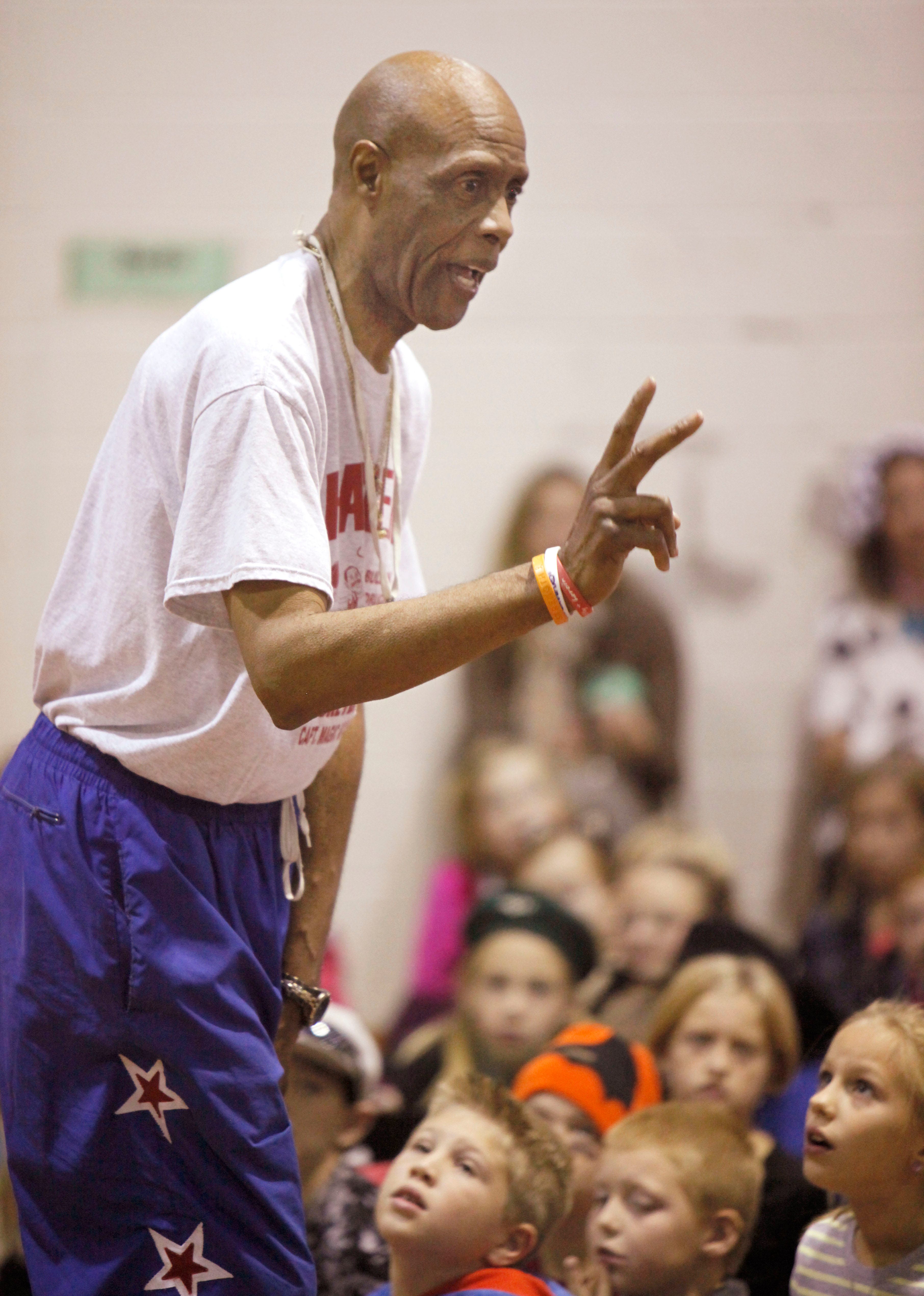 Former Globetrotter brings antidrug message to Cross Timbers students