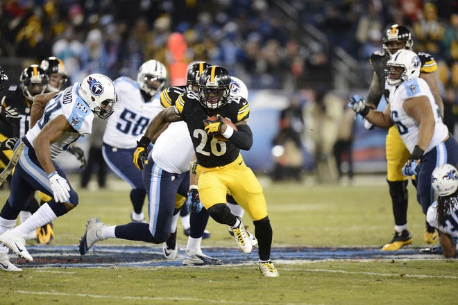 Steelers running back Le'Veon Bell (26) runs against the Titans in the first half of Monday's game in Nashville, Tenn.