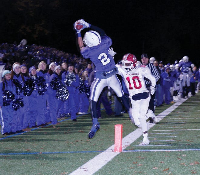 Leominster’s Derek Franks comes close to catching a touchdown in the waning seconds of the game.