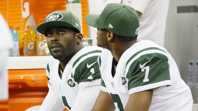 New York Jets quarterback Michael Vick, left, will return to the bench Monday with Geno Smith (No. 7) back in the starting lineup. (AP Photo/Paul Sancya)