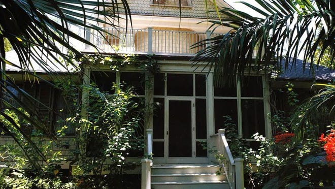 Recently demolished, Figulus IV at 20 Blossom Way won the 1991 Ballinger Award from the Preservation Foundation of Palm Beach. The house is seen in a photo taken within a few years after it was built in 1989.