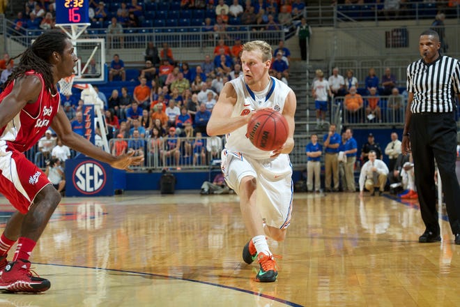 Dillon Graham, right, attempts to pass during Florida's 2013 exhibition game against Florida Southern. The redshirt sophomore transferred to Embry-Riddle on Friday.