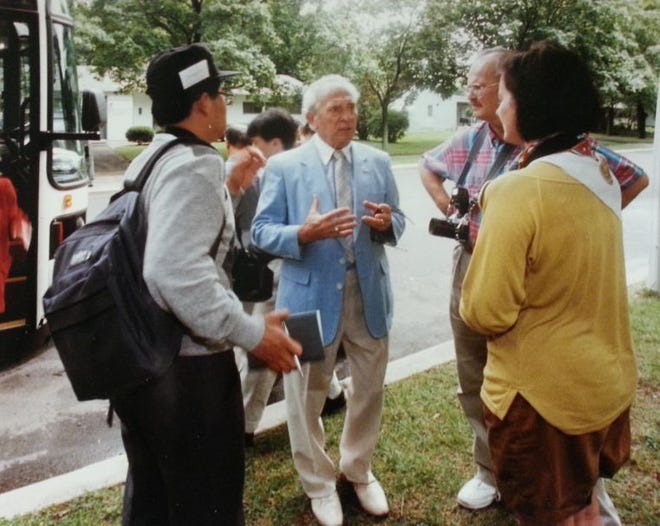 Hal Lefcourt discusses Levittown, Pa. with an international group of urban planners and sociologists during a bus tour on Aug. 18, 1992. BCCT photo/Jay Crawford