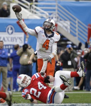 Illinois quarterback Reilly O'Toole (4) passes against Louisiana Tech linebacker Nick Thomason (24) during the first half of the Heart of Dallas Bowl NCAA college football game Friday, Dec. 26, 2014, in Dallas.