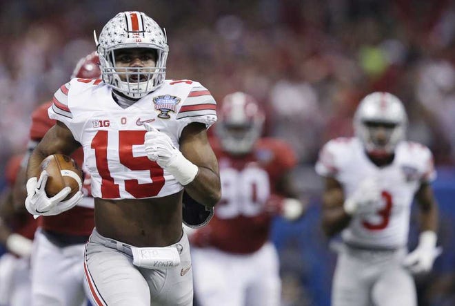 Running back Ezekiel Elliott and the Ohio State Buckeyes, who upset Alabama in the Sugar Bowl on Jan. 1, are underdogs once again in Monday's national championship game against Oregon.