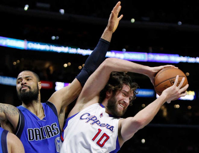 Los Angeles Clippers forward Spencer Hawes (10) pulls down a rebound against Dallas Mavericks center Tyson Chandler during the second half of an NBA basketball game in Los Angeles, Saturday, Jan. 10, 2014. The Clippers won 120-100. (AP Photo/Alex Gallardo)