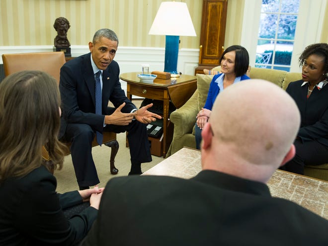 President Barack Obama meets with four of the letter writers who will join the First Lady and Dr. Jill Biden at the State of the Union address, Tuesday, Jan. 20, 2015, in the Oval Office of the White House in Washington. Clockwise, foreground, from left are, Victor Fugate of Kansas City, Md., Rebekah Erler of Minneapolis, the president, Carolyn Reed of Denver and Katrice Mubiru of Woodland Hills, Calif.