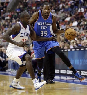 The Sixers' Jason Richardson (left) tries to keep the Thunder's Kevin Durant in front of him during a November 2012 game at the Wells Fargo Center.