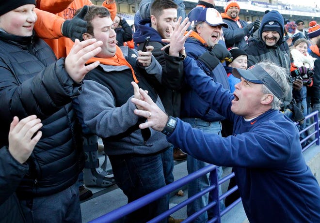 Illinois head coach Tim Beckman, right, celebrates with fans after Illinois defeated Northwestern 47-33 on Nov. 29 in Evanston. Beckman on Wednesday announced a 25-player recruiting class that includes two four-star players.