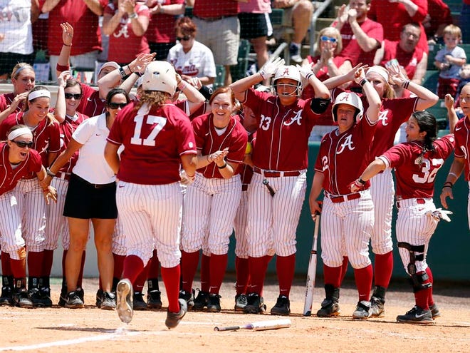 The Alabama softball team suffered its first loss of the 2015 season in Saturday’s second game of the Stanford Nike Invitational, as the Cardinal defeated the Tide, 4-1.