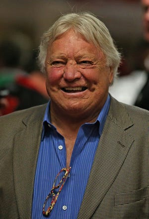 Bobby Hull will sign autographs at the Rivermen game in Carver Arena on Saturday.