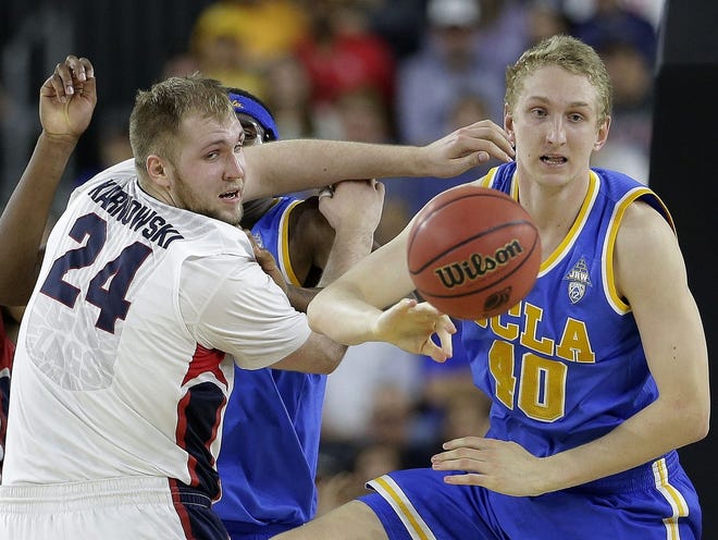 Gonzaga's Przemek Karnowski (24) and UCLA's Thomas Welsh (40) go after a loose ball during the second half of a college basketball regional semifinal game in the NCAA Tournament on Friday in Houston.