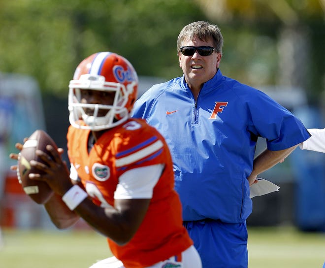 Florida coach Jim McElwain watches quarterback Treon Harris throw during an April 1 spring practice in Gainesville.
