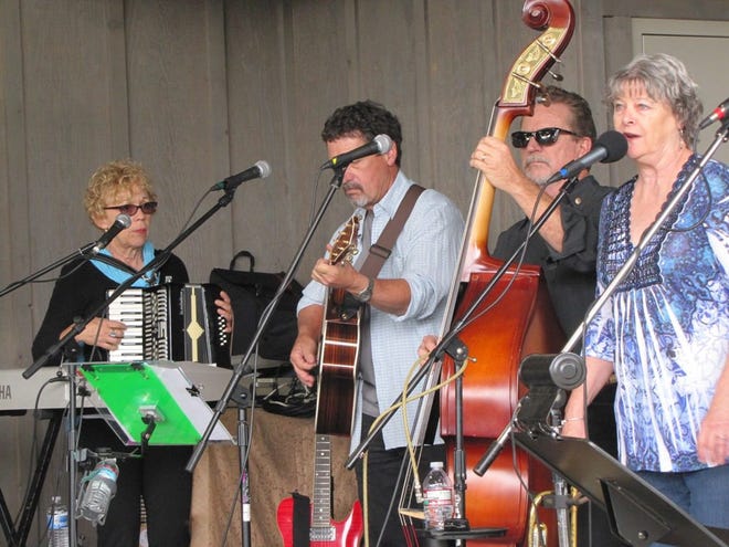 Stringin’ Along will perform Saturday as part of the Books for Bucks Concert.

COURTESY PHOTO