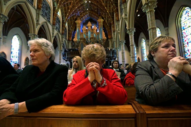 Mourners pray during the funeral Mass for Cardinal Francis George at Holy Name Cathedral in Chicago, Thursday, April 23, 2015. George died Friday, April 17 at age 78 after a long battle with cancer. (AP Photo/Nam Y. Huh, Pool)