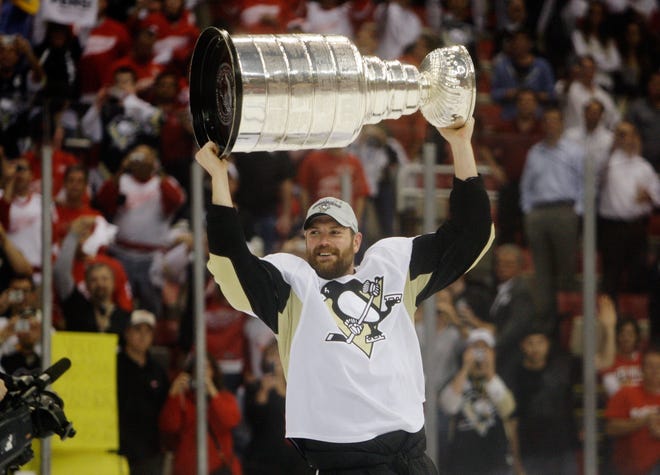 Nashoba Regional graduate Hal Gill raises the Stanley Cup as a member of the Penguins in 2009.