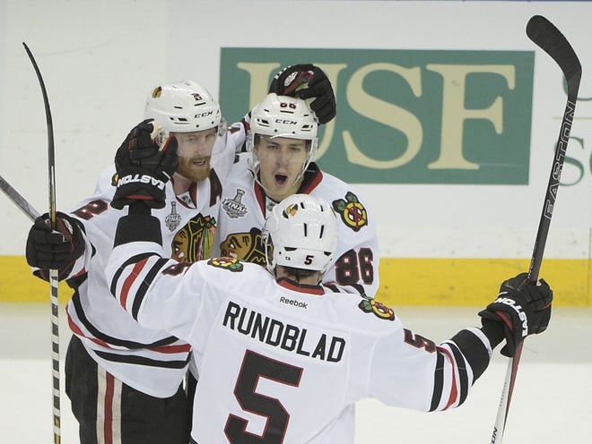 Teuvo Teravainen (86) tied the game late in the third and assisted on Antoine Vermette's go-ahead goal as Chicago defeated Tampa Bay 2-1 in Game 1 of the Stanley Cup Final.